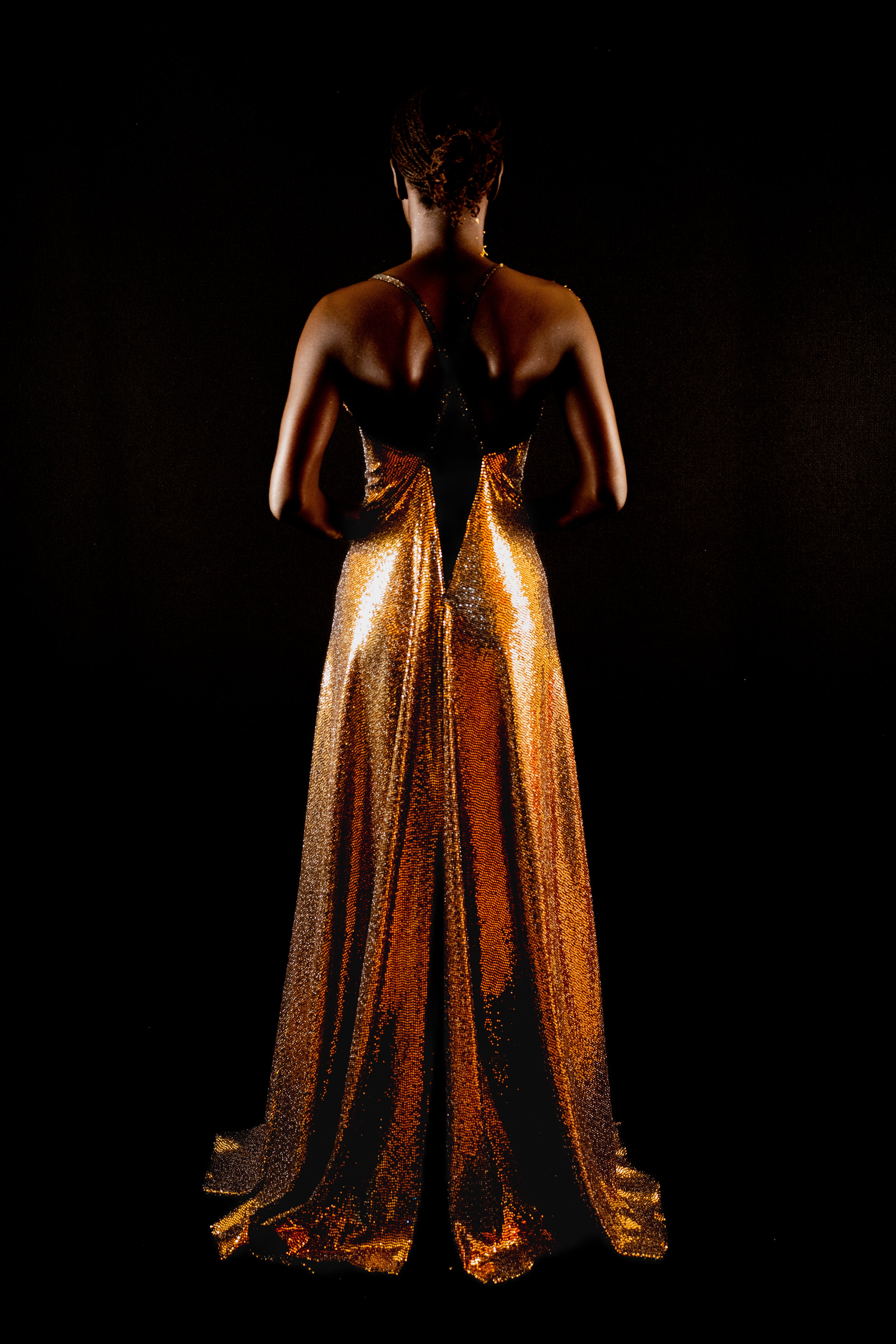 Robe de soirée - Sequins dorés sur maillage noir